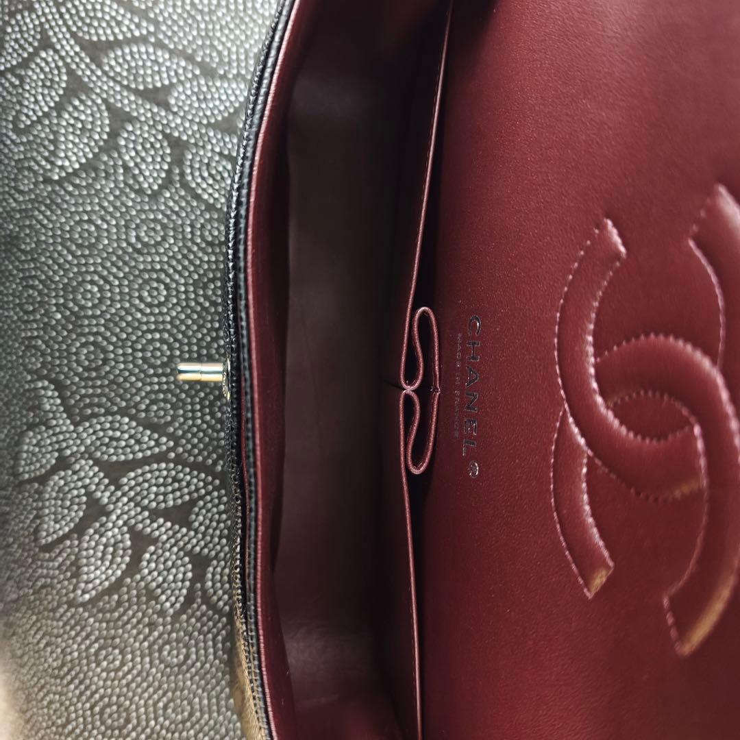 ブラックのキルティングレザー製ショルダーバッグ、シルバーチェーン付き