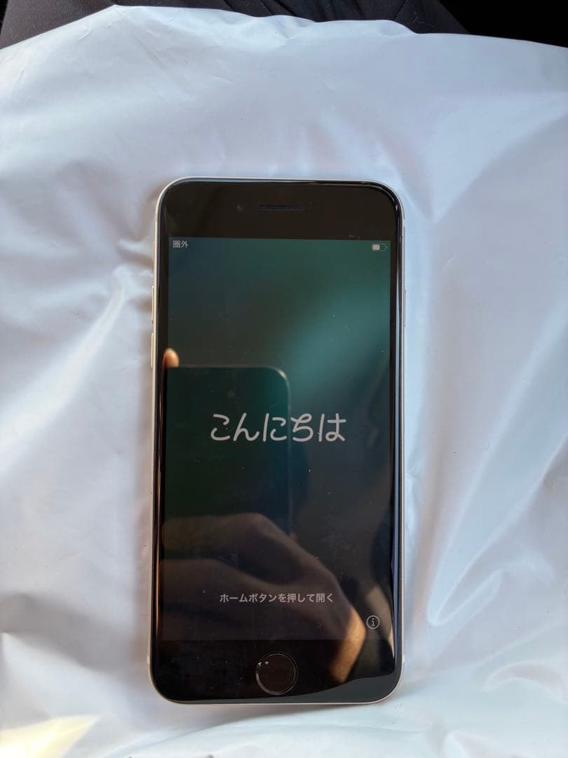 Apple iPhone SE本体 ホワイト