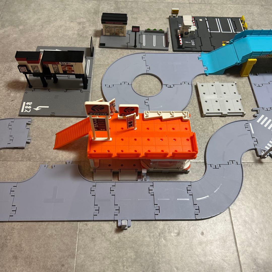 まとめ売りミニカー47台と駐車場・道路セット　トミカ　tomica