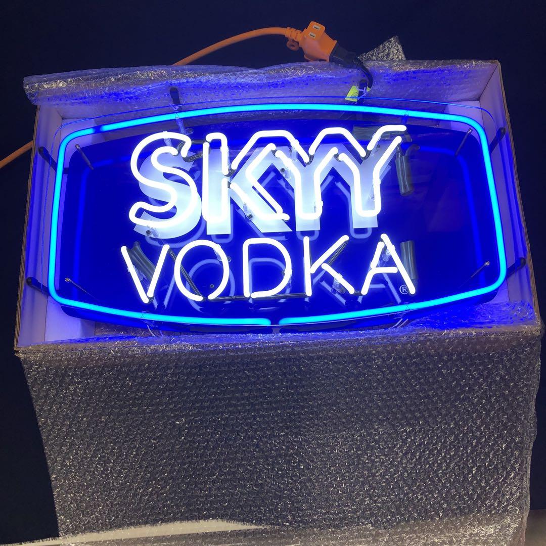 SKYY VODKA スカイウォッカ　ネオン　サインとクエルボグッズ