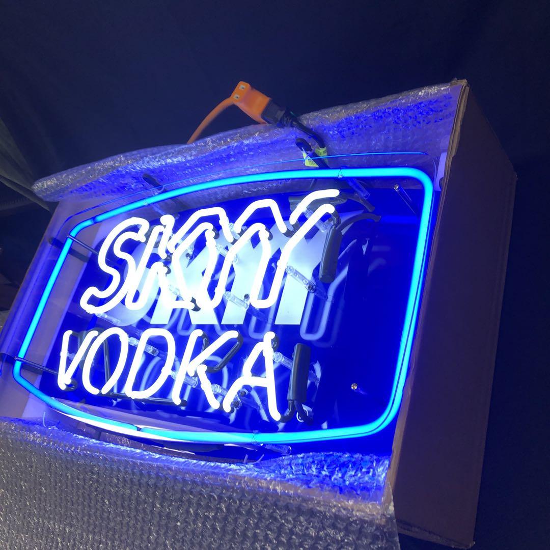 SKYY VODKA スカイウォッカ　ネオン　サインとクエルボグッズ