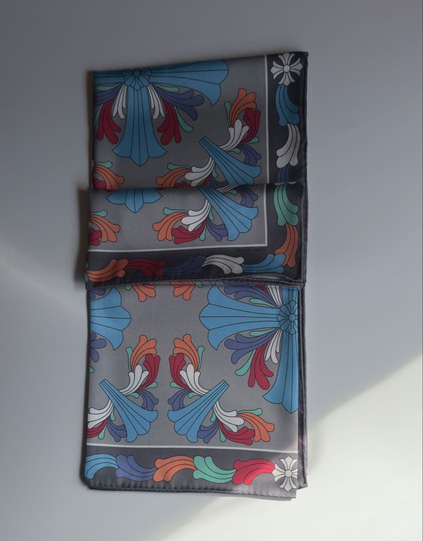 新品未使用春物クロムハーツ　柄chクロス大判スカーフ 100cm×100cm