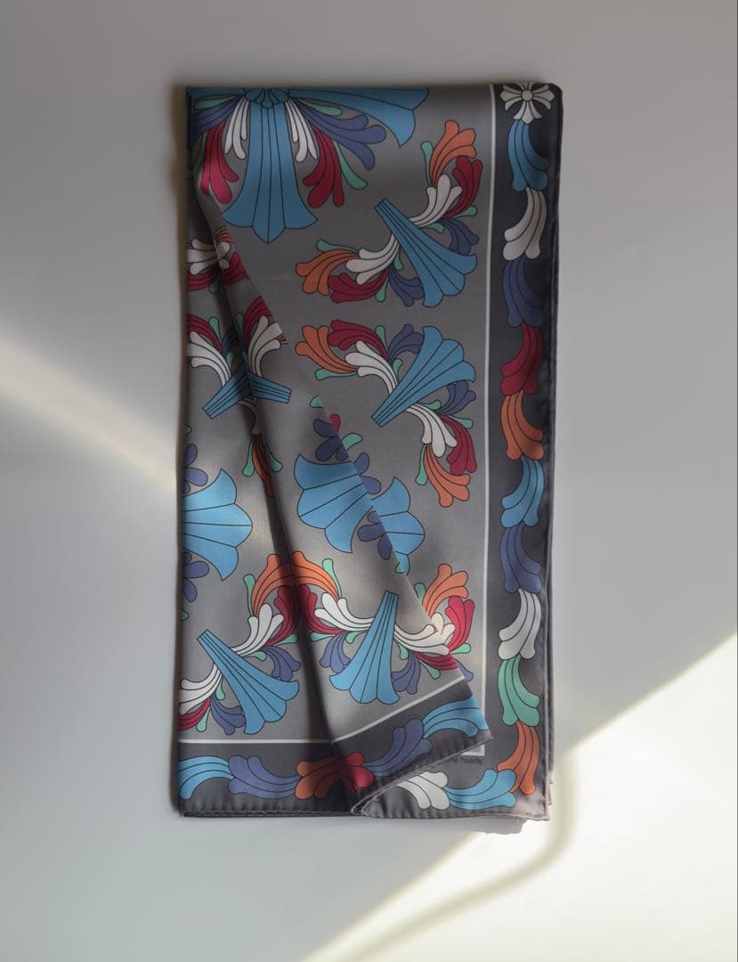 新品未使用春物クロムハーツ　柄chクロス大判スカーフ 100cm×100cm