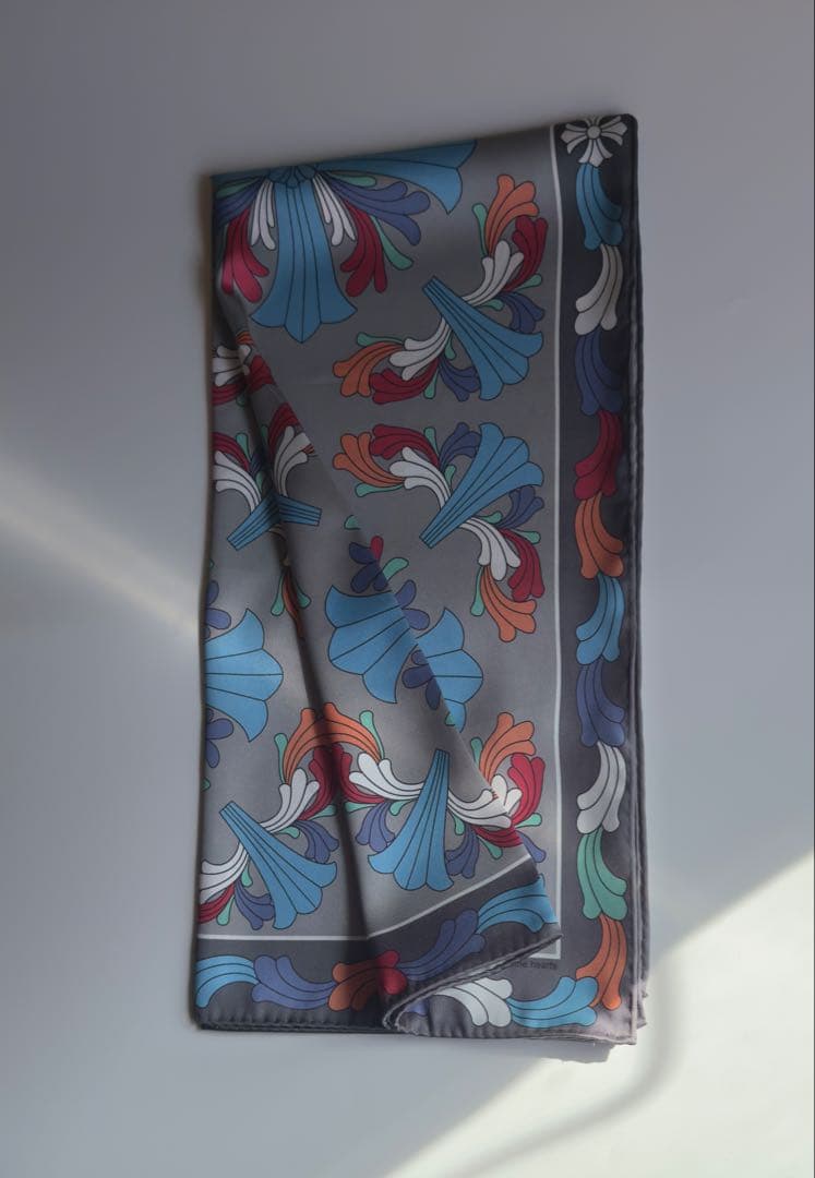 新品未使用春物クロムハーツ　柄chクロス大判スカーフ 100cm×100cm