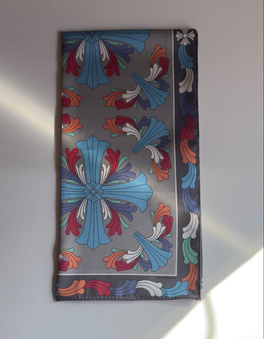 新品未使用春物クロムハーツ　柄chクロス大判スカーフ 100cm×100cm