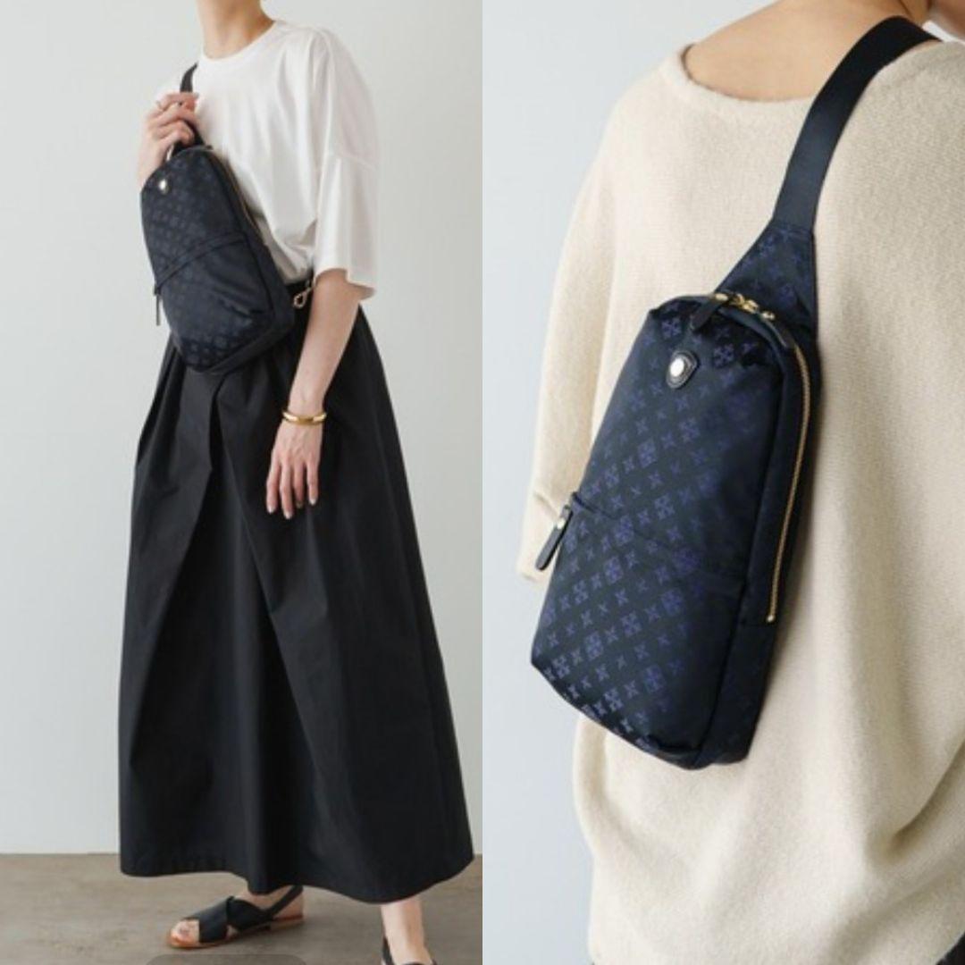 極美品・新同■russet モノグラム ボディバッグ ブラック×ブルー