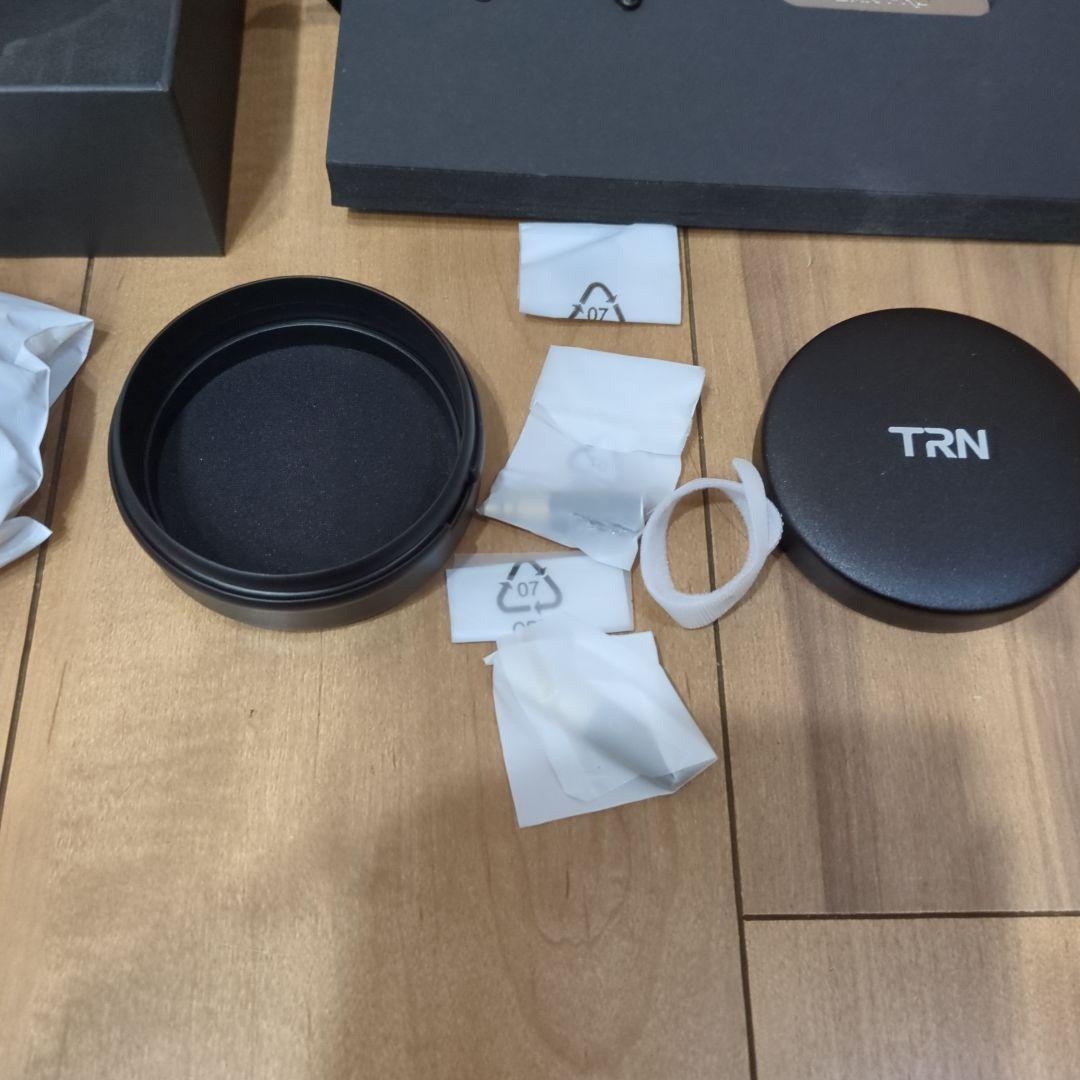 TRN BAX Pro 2EST+2BA+DD イヤホン　ネジ欠品有り