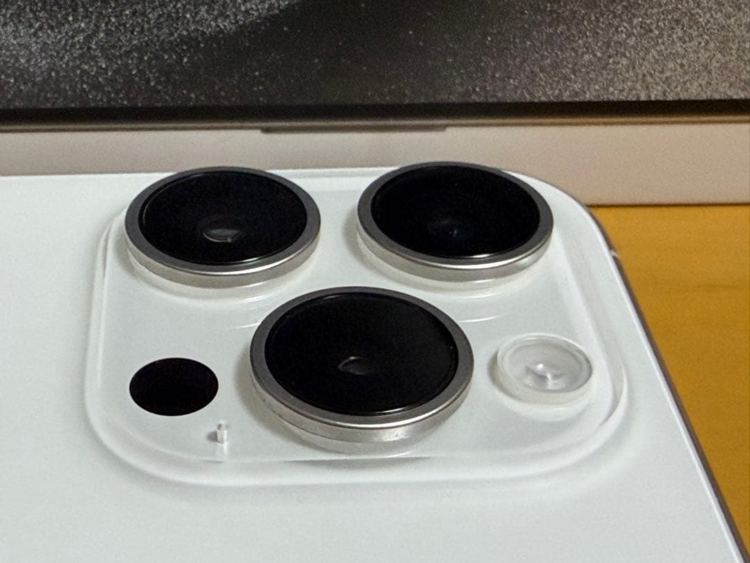 Apple iPhone 15 Pro 256GB 本体 ホワイトチタニウム