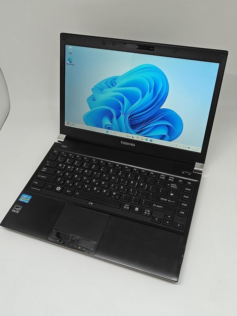 【東芝】爆速 Corei7/新品SSD256GB ノートパソコン 13.3 E1