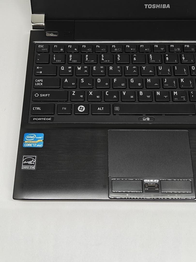 【東芝】爆速 Corei7/新品SSD256GB ノートパソコン 13.3 E1