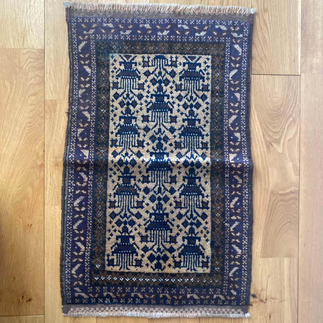 渋い色カラーのスモールラグ