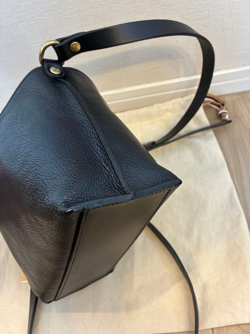 イルビゾンテ　クロスボディバッグ　ブラック　美品