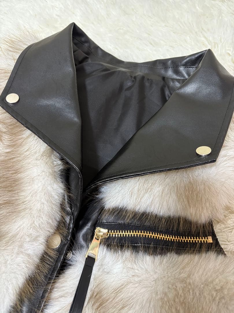 新品　タグ付き　ANDREA&Co. フェイクファーライダースベスト