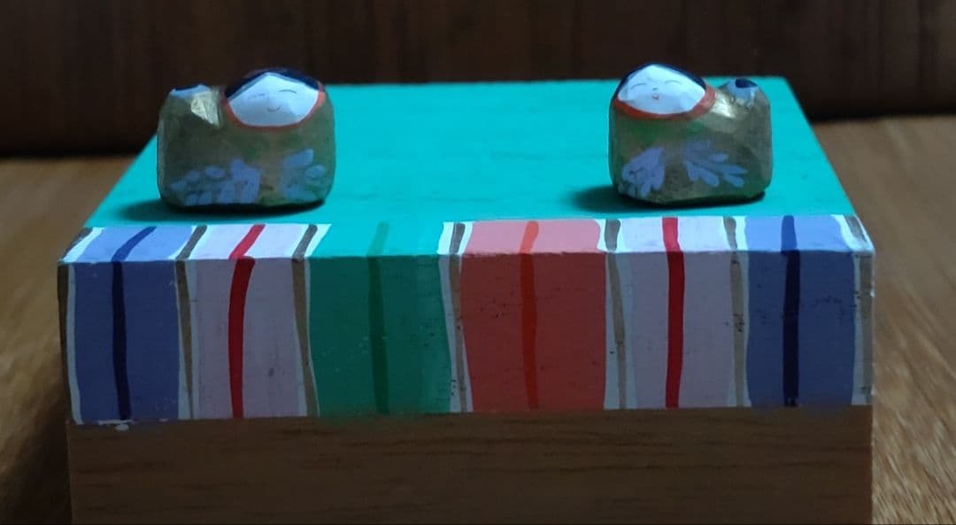 一刀彫お伽犬　お雛様の両脇のお供　安産　子供の成長のお守り　極小お伽犬　台付