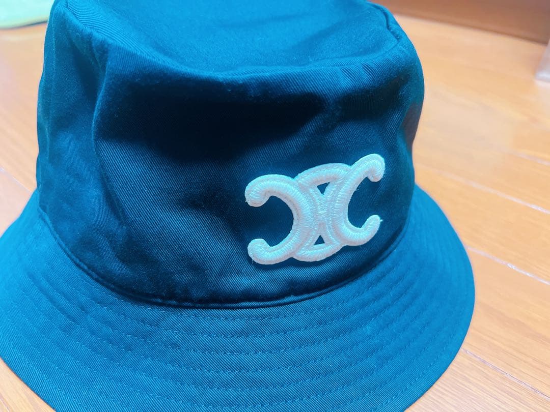 セリーヌ　バケットハット　黒　刺繍ロゴ付き