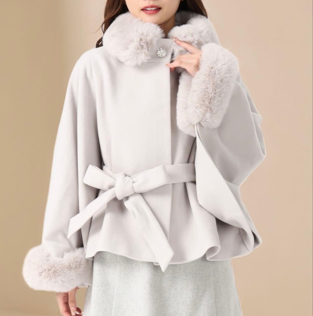 新品未使用　ミシュマシュ　2025秋冬新作　ブローチ付きポンチョコート