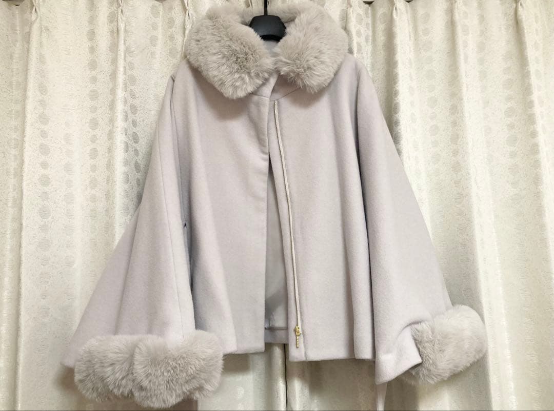 新品未使用　ミシュマシュ　2025秋冬新作　ブローチ付きポンチョコート