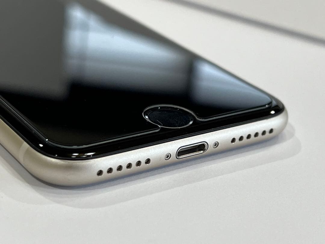 極上品 電池100% iPhone SE3 64GB SIMフリー スターライト