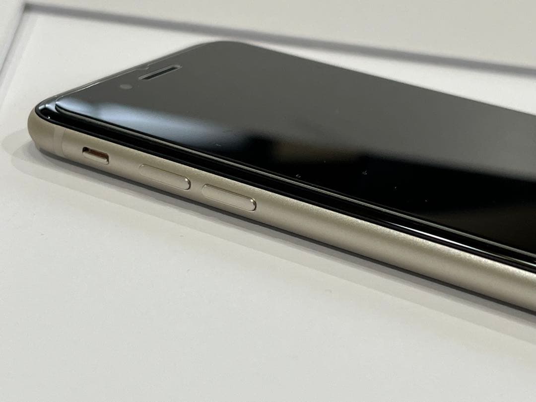 極上品 電池100% iPhone SE3 64GB SIMフリー スターライト