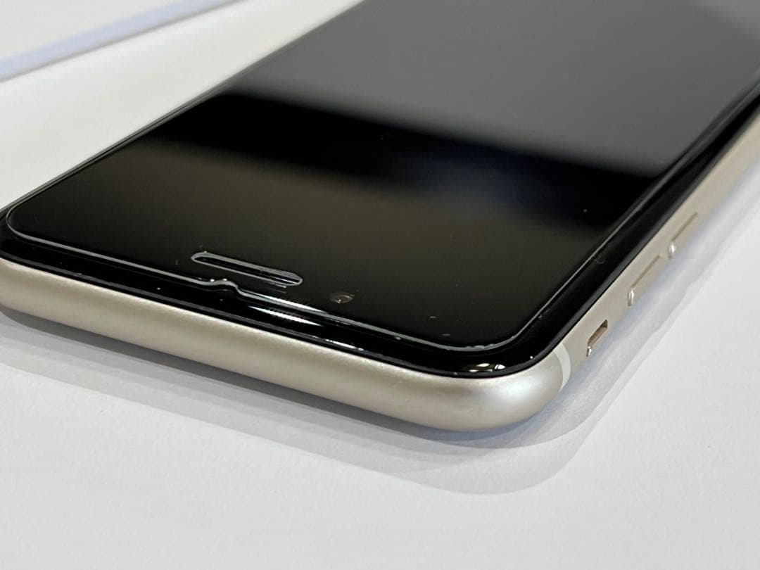 極上品 電池100% iPhone SE3 64GB SIMフリー スターライト
