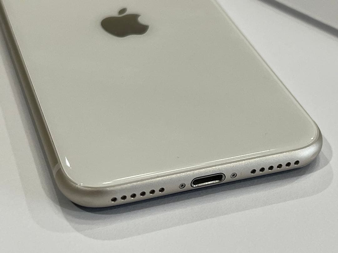 極上品 電池100% iPhone SE3 64GB SIMフリー スターライト