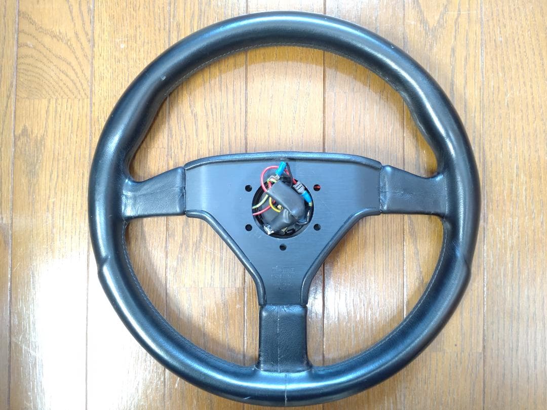 MOMOステアリングホイール〈即日発送〉