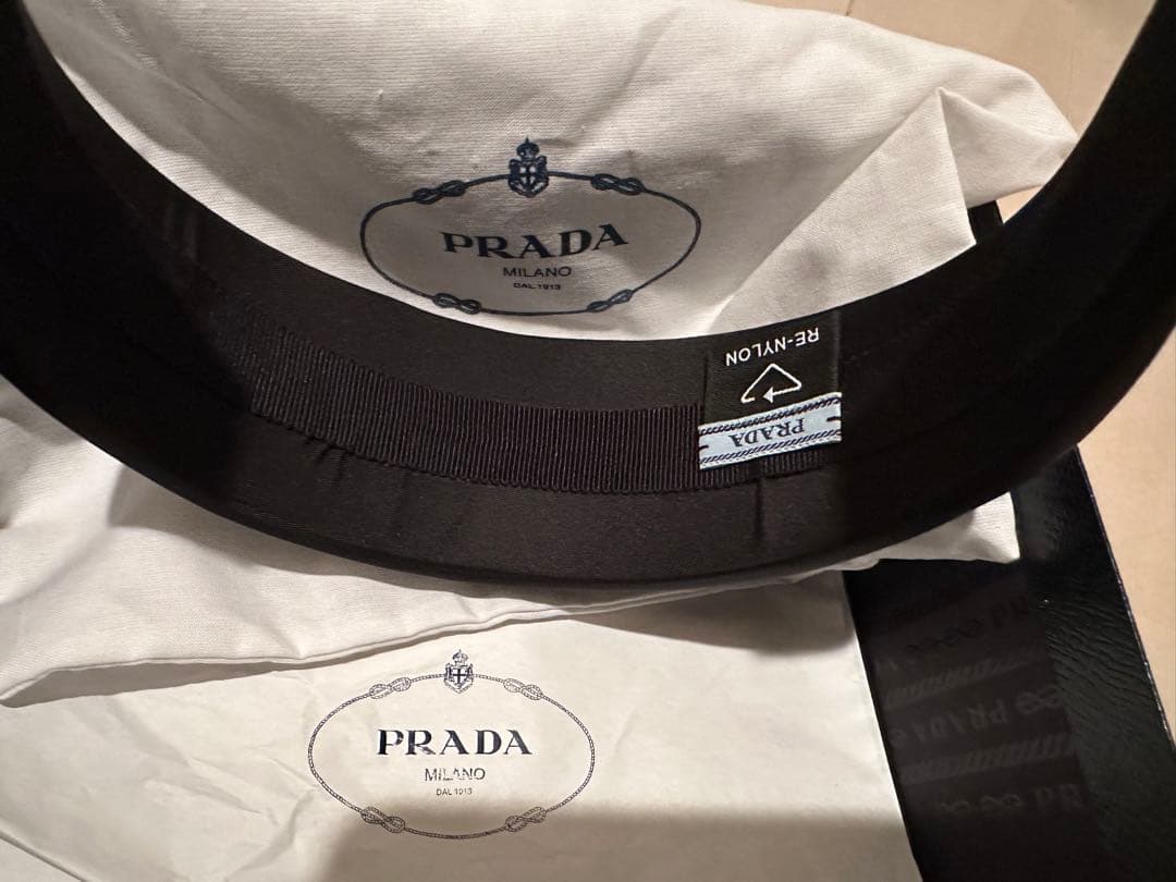 プラダ　カチューシャ