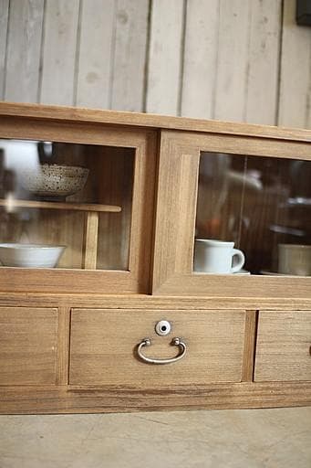 古いガラス戸棚×木製小引き出し3杯