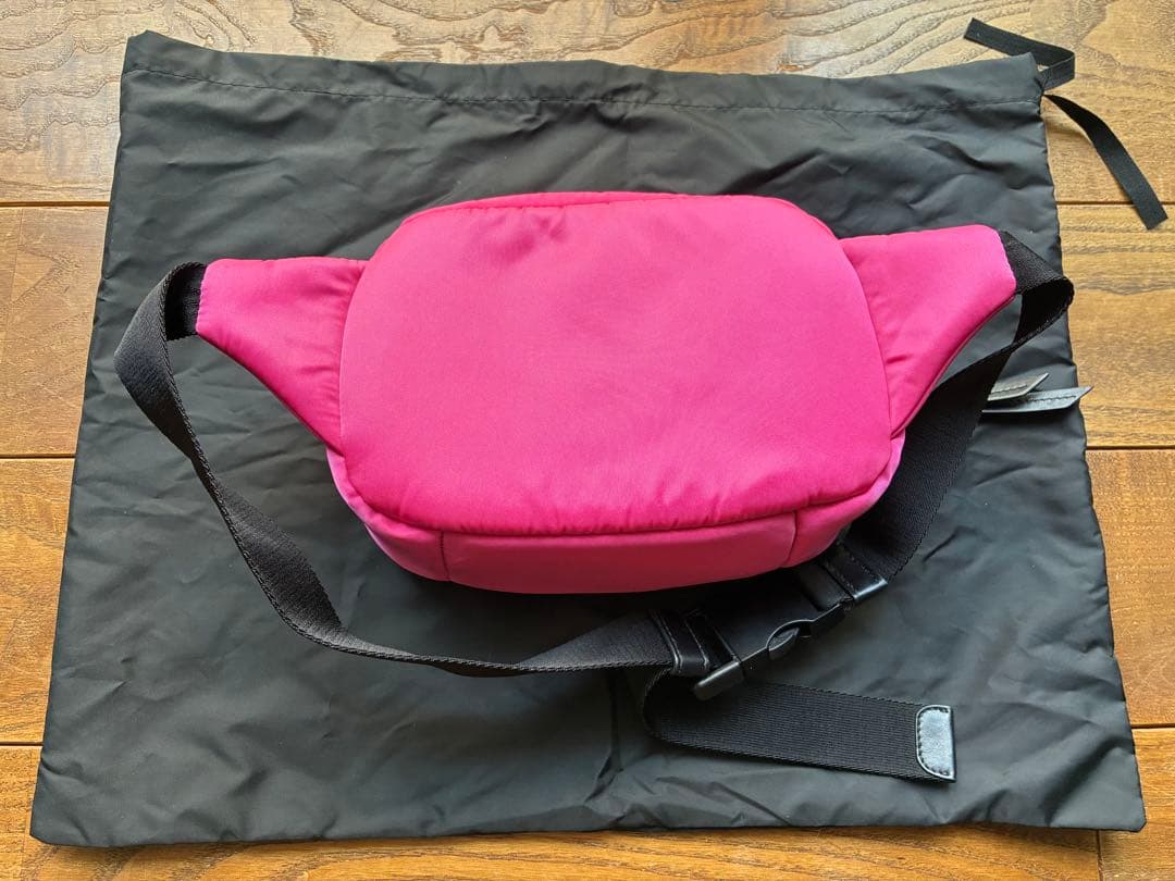 PRADA ピンク ナイロンボディバッグ