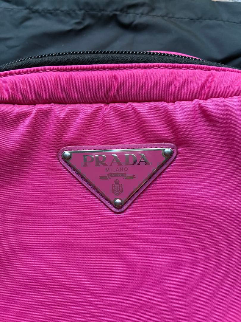 PRADA ピンク ナイロンボディバッグ