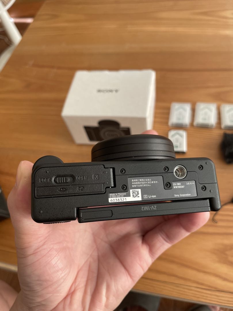 [美品]SONY ZV-1M2 + バッテリー x 5 (純正品)