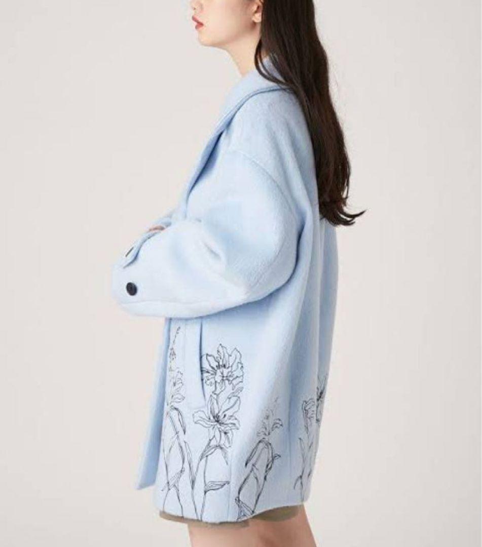美品　LILY BROWN エンブロイダリーコクーンコート ブルー　2025年