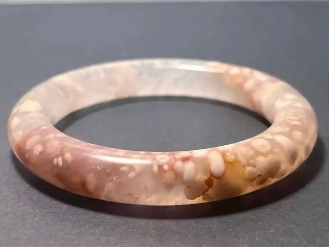 大変キレイな　桜メノウバングル　56mm