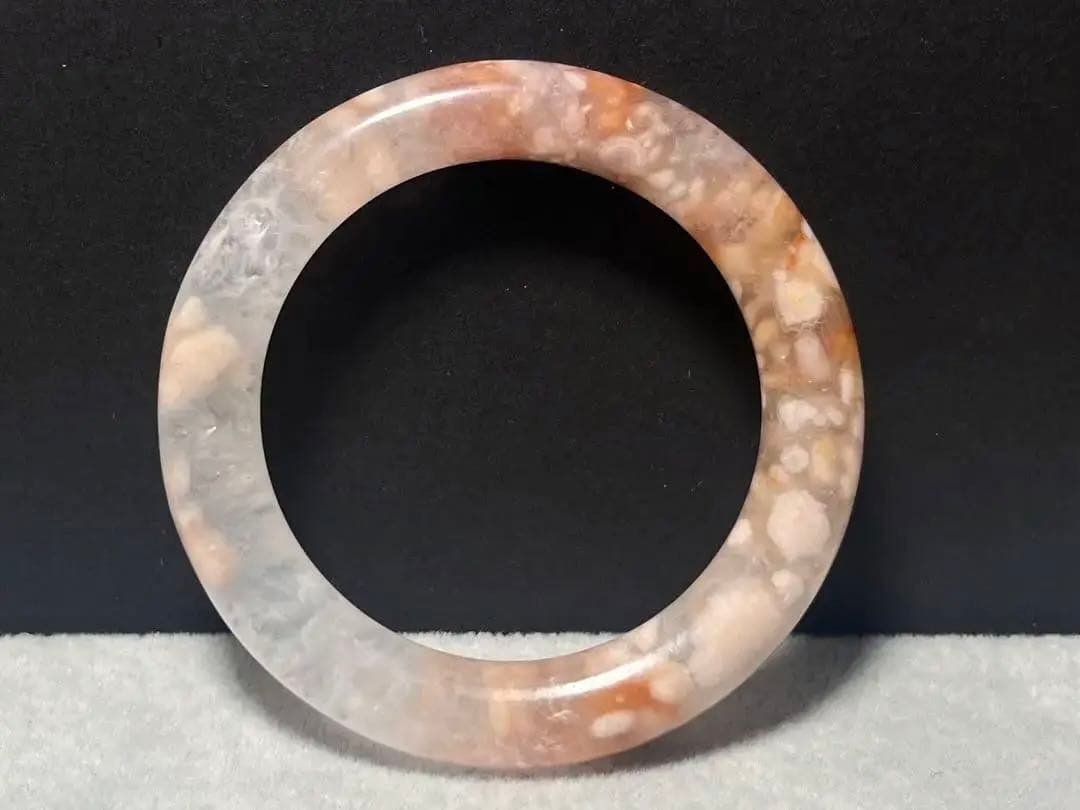 大変キレイな　桜メノウバングル　56mm