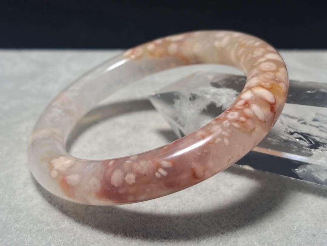 大変キレイな　桜メノウバングル　56mm