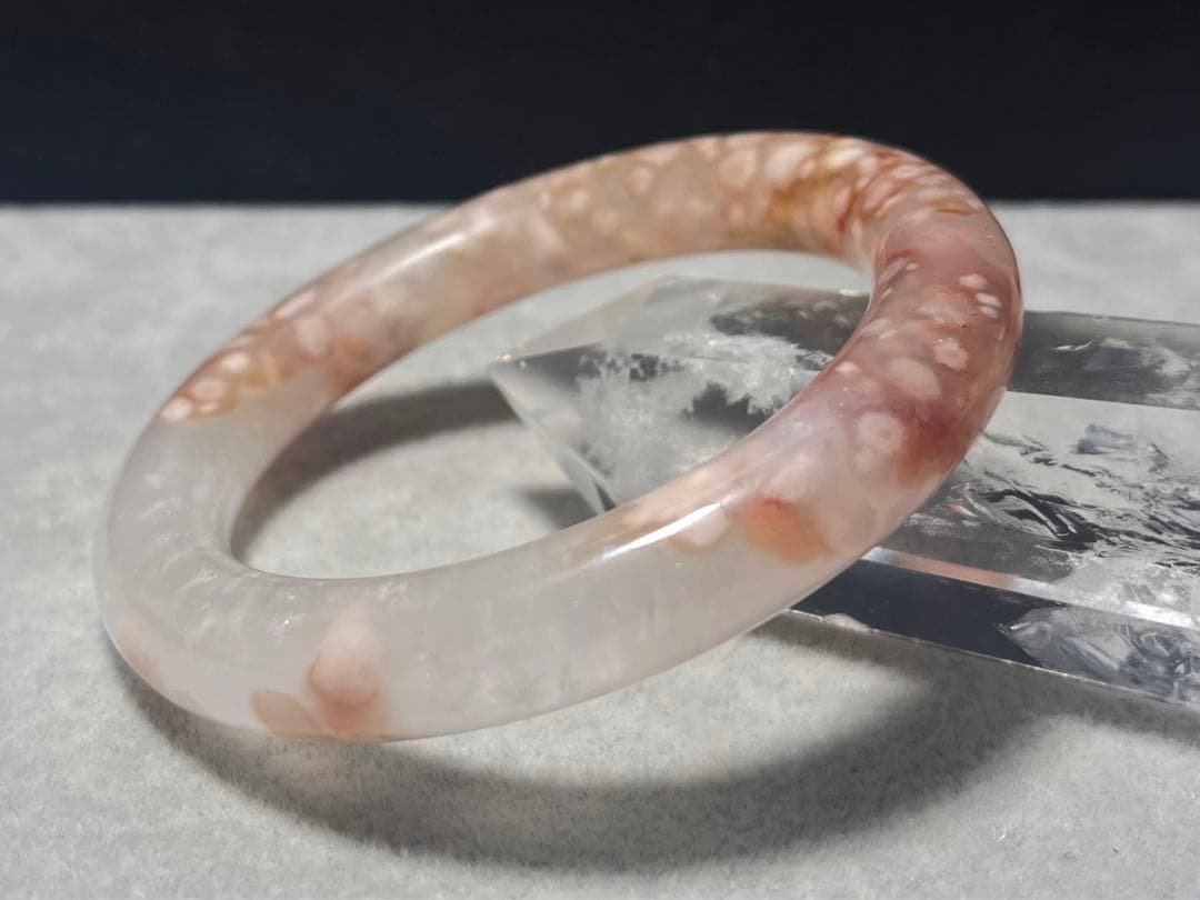 大変キレイな　桜メノウバングル　56mm