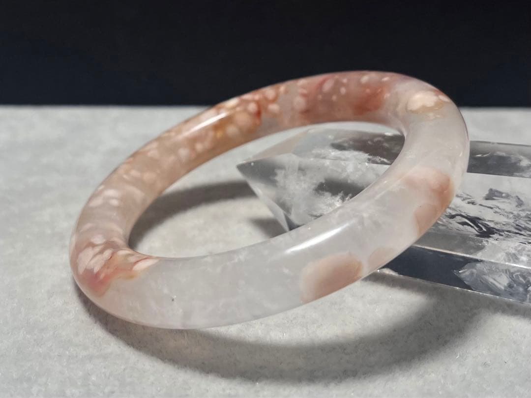 大変キレイな　桜メノウバングル　56mm