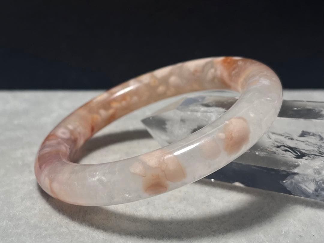 大変キレイな　桜メノウバングル　56mm