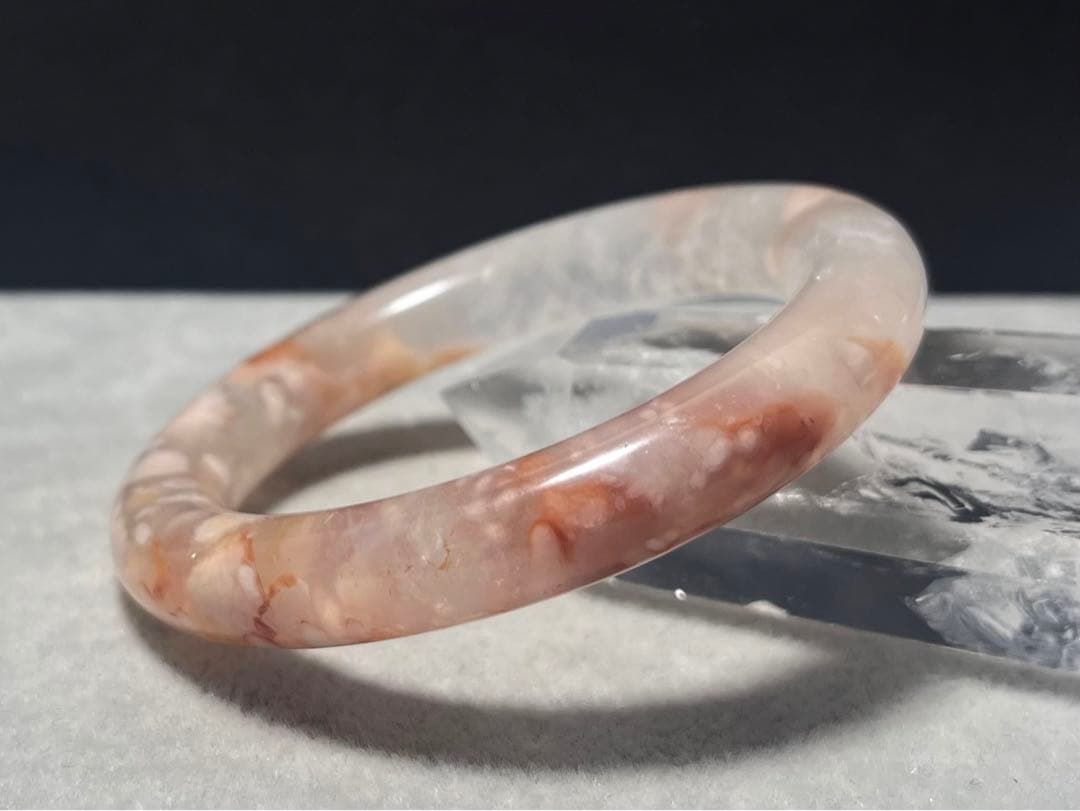 大変キレイな　桜メノウバングル　56mm