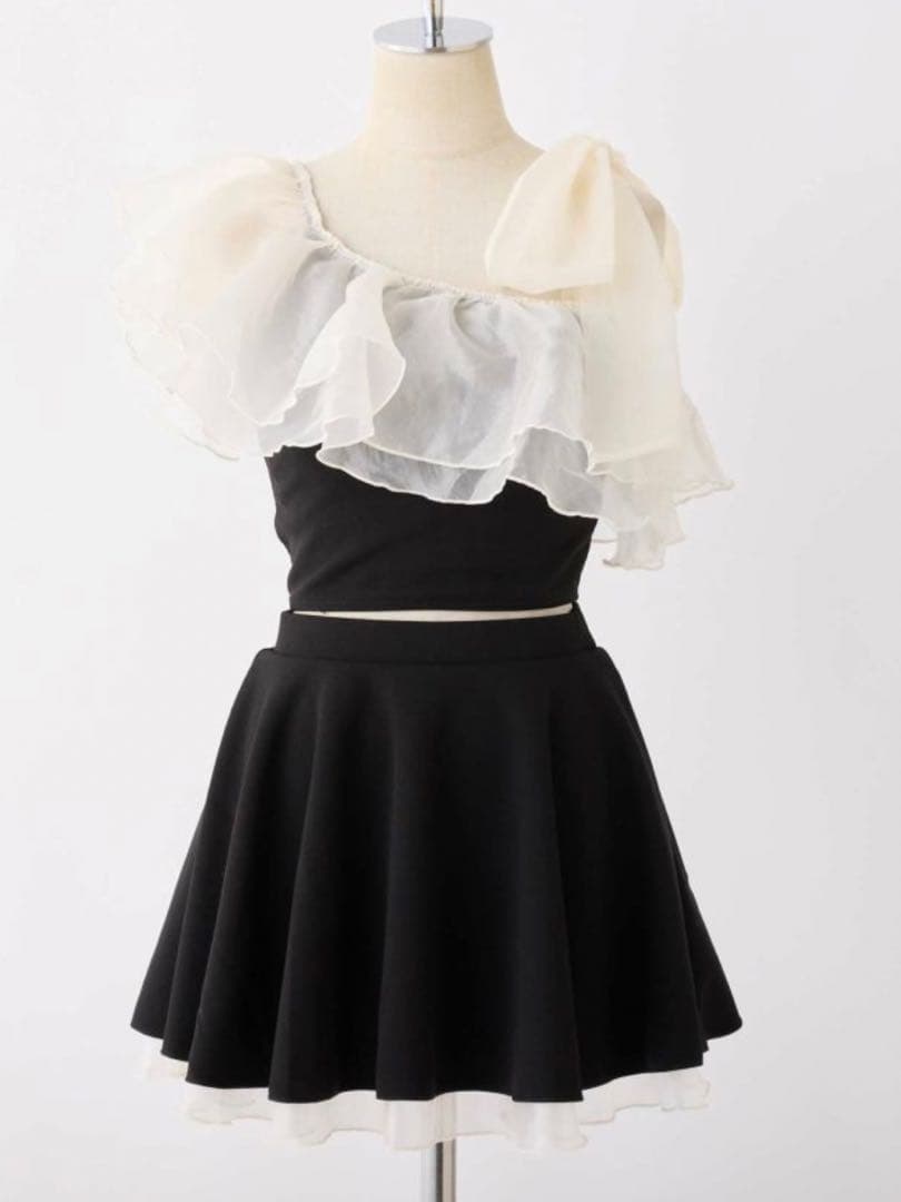 【新品タグ付き】ナイスクラップ　水着　ワンショル　フリル　黒