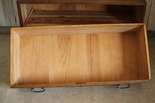 味のある木製の引き出し2段　チェスト　桐箪笥