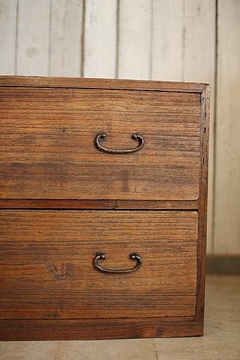 味のある木製の引き出し2段　チェスト　桐箪笥