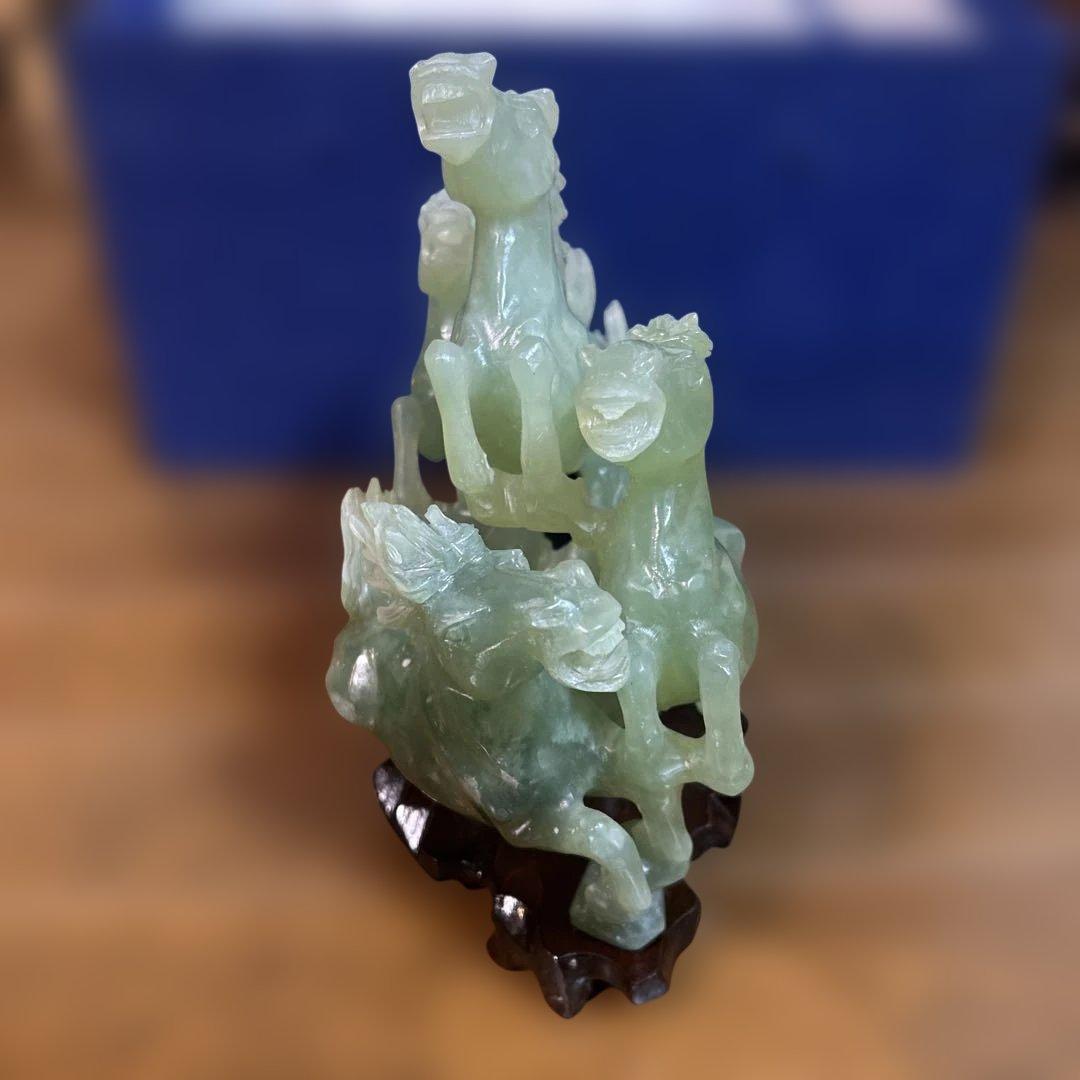 翡翠 馬の彫刻 木製台座，紺色の入れ物付き