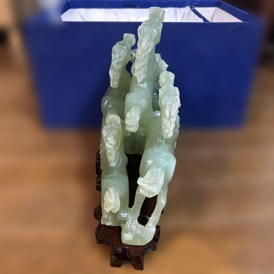 翡翠 馬の彫刻 木製台座，紺色の入れ物付き