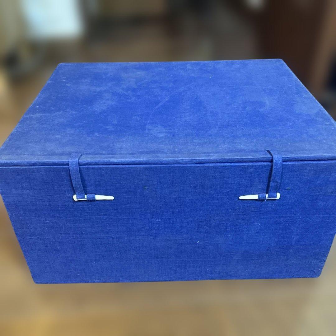 翡翠 馬の彫刻 木製台座，紺色の入れ物付き