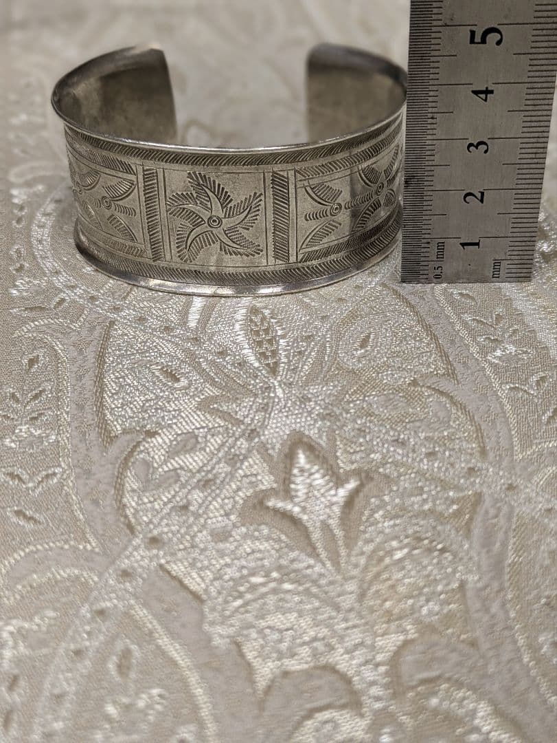 タイ　カレン族シルバー　バングル ●写真訂正　重さの写真再度ご確認、最後まで。
