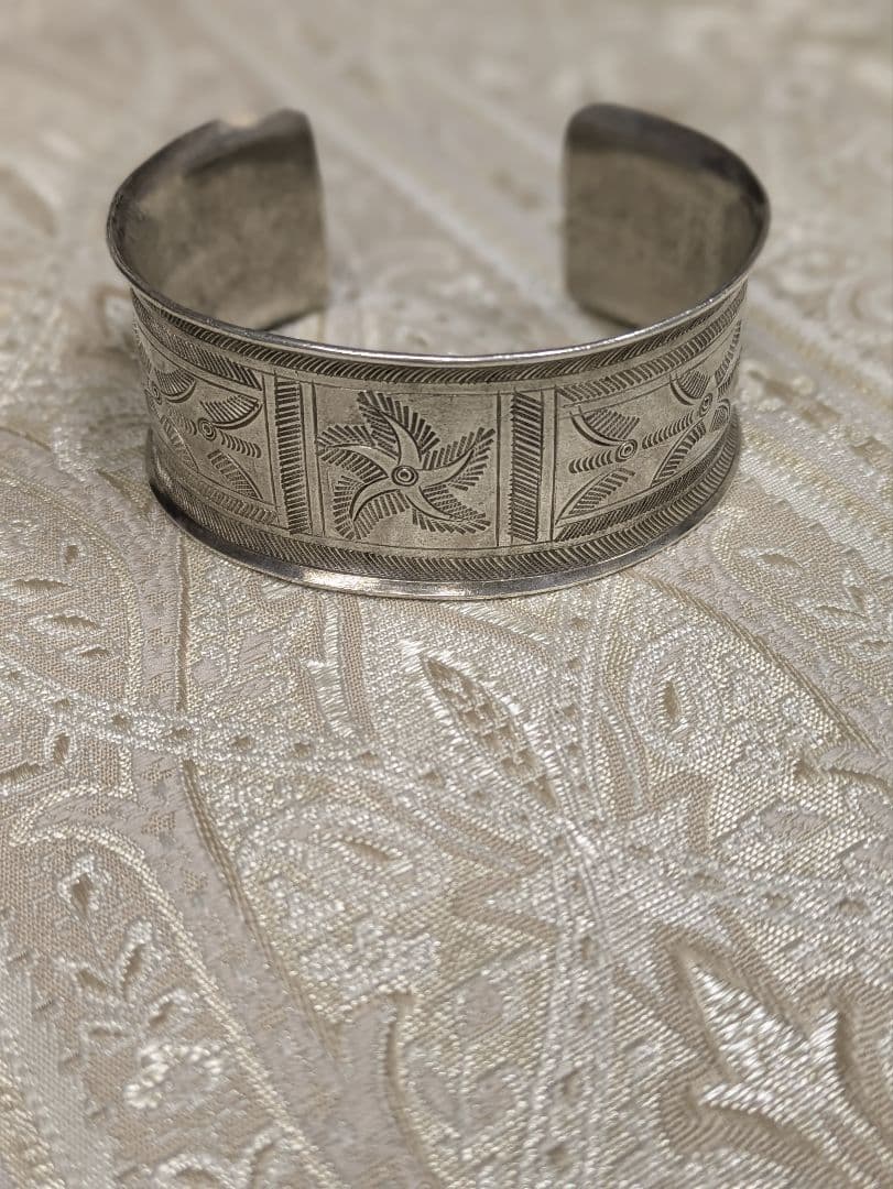 タイ　カレン族シルバー　バングル ●写真訂正　重さの写真再度ご確認、最後まで。