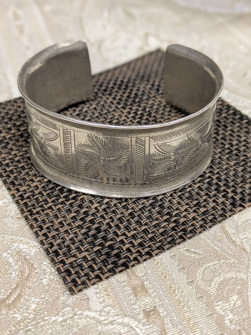 タイ　カレン族シルバー　バングル ●写真訂正　重さの写真再度ご確認、最後まで。