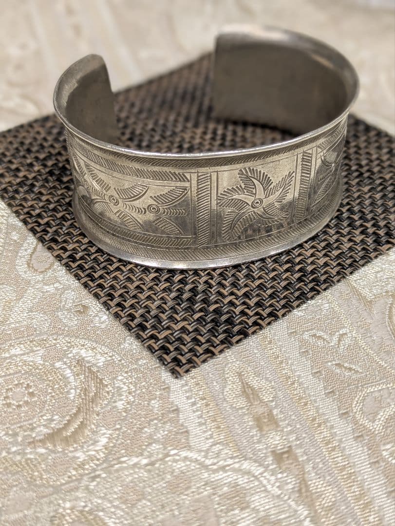 タイ　カレン族シルバー　バングル ●写真訂正　重さの写真再度ご確認、最後まで。