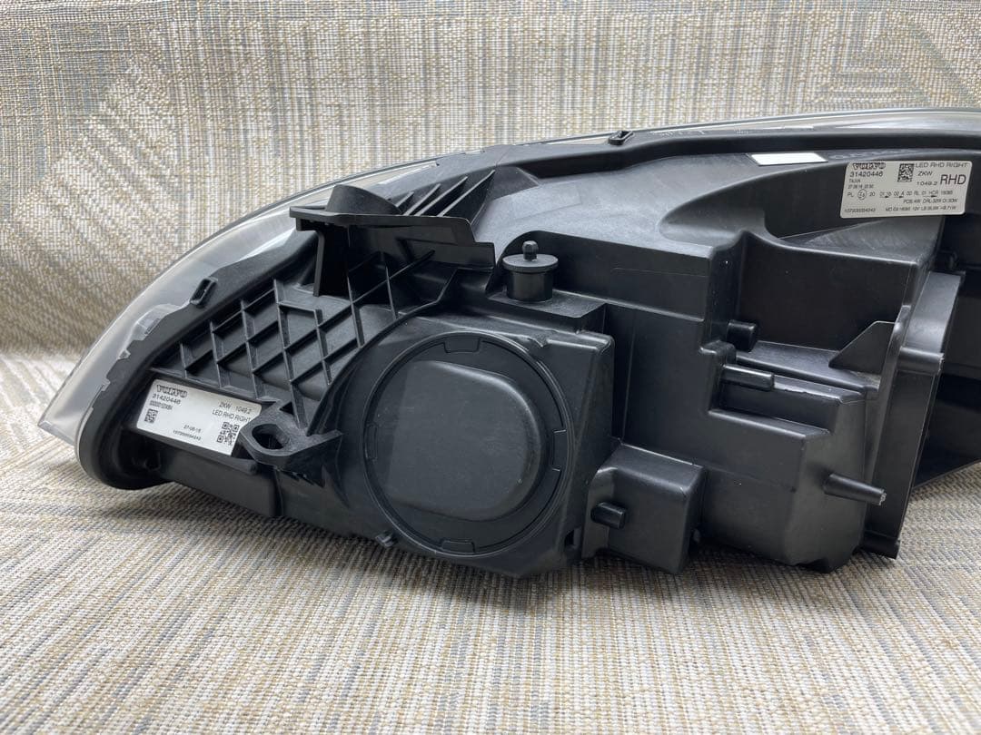 VOLVO ボルボ V40 MB系後期 右側ライト LED 31420446
